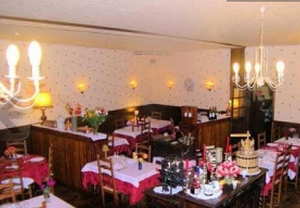 Hotel Restaurant Des Voyageurs Ploneour-Lanvern Exterior photo
